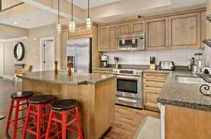 Private kitchen - Rocky Crest Resort and Golf Club on Joseph Lake (MacTier)