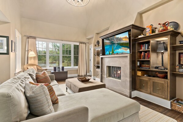 Fireplace - Rocky Crest Resort and Golf Club on Joseph Lake (MacTier)