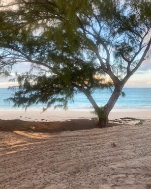 På stranden