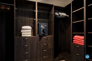 Tina con regadera, secadora de cabello, toallas, papel de baño