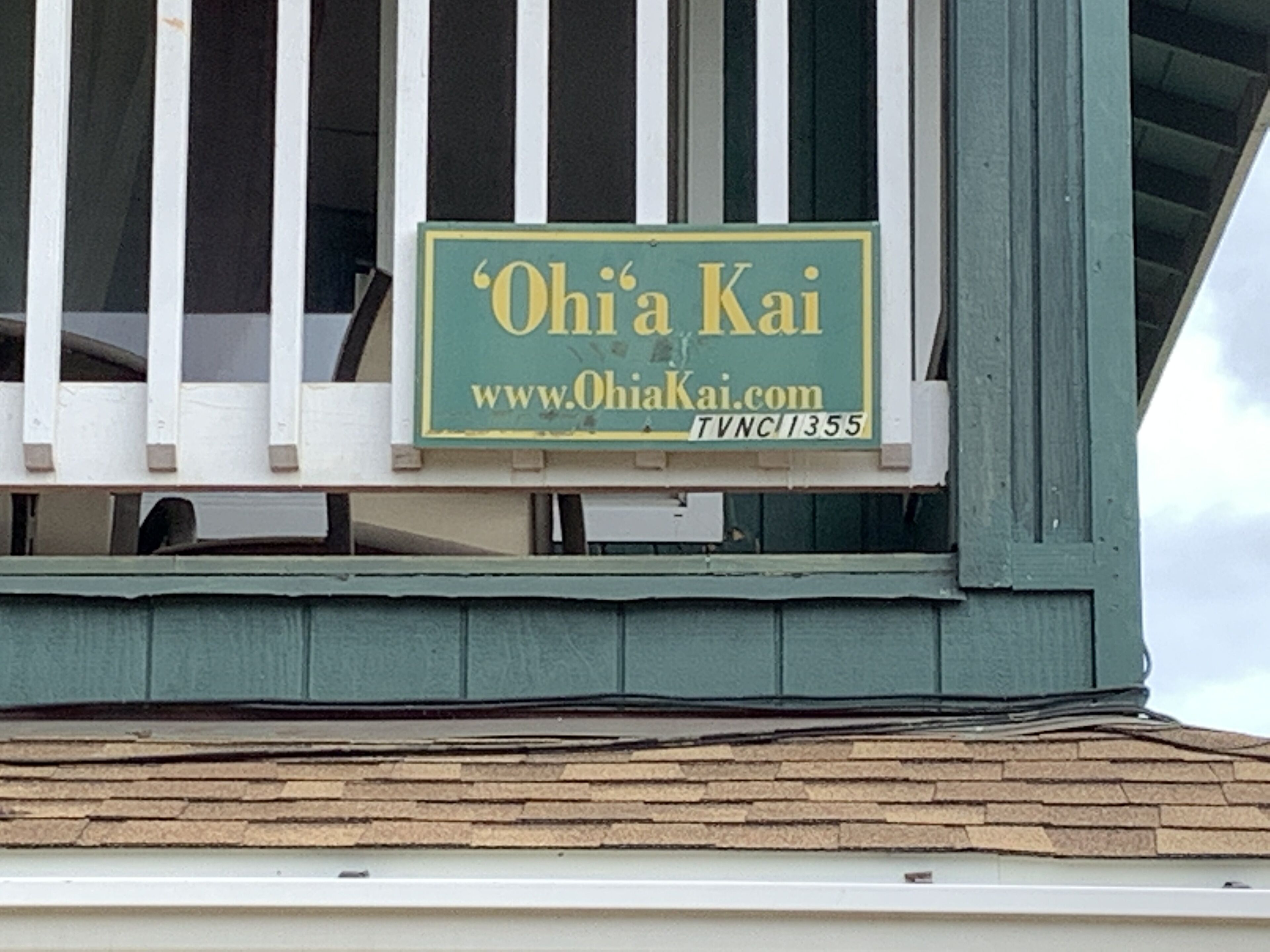 Een bord met 'Ohia Kai' en een webadres.