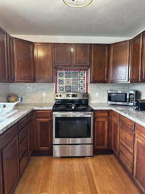 Frigorifero, microonde, forno, piano cottura