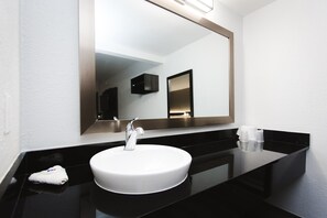 Combined shower/tub, hair dryer, towels, soap - Studio 6 Houston, TX – Medical Center NRG Stadium (Houston)