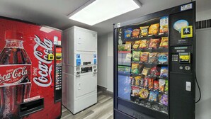 Ein Automat mit Snacks und einer Coca-Cola-Maschine.