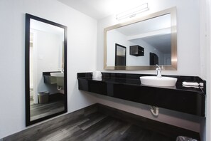 Combined shower/tub, hair dryer, towels, soap - Studio 6 Houston, TX – Medical Center NRG Stadium (Houston)