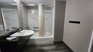 Combined shower/bathtub, hair dryer, towels, soap - Studio 6 Houston, TX – Medical Center NRG Stadium (Houston)