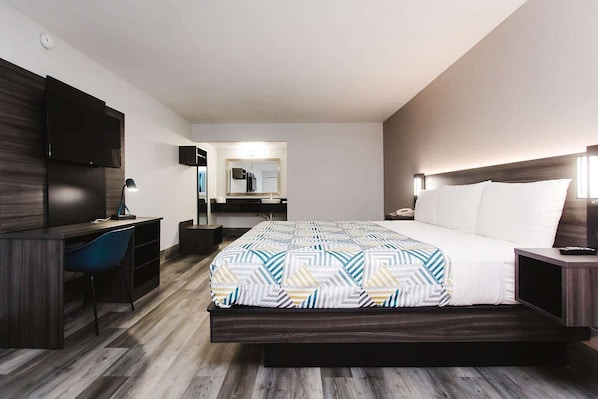 Escritorio, espacio para trabajar con laptop y cortinas blackout 