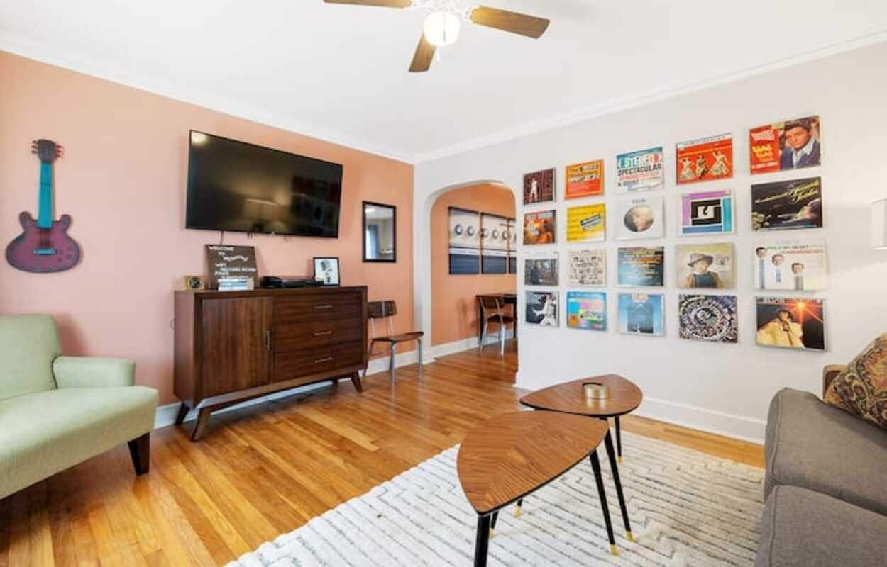Retro 1BR for 4 w/ King Bed near Music/BBQ Fest!!