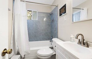 Duschwanne, Haartrockner, Handtücher, Toilettenpapier