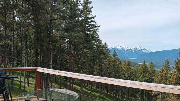 Outdoor dining - Real stone cabin, wake to million dollar views, abundant wildlife... (Hamilton)