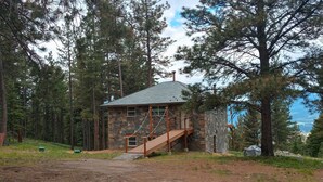 Exterior - Real stone cabin, wake to million dollar views, abundant wildlife... (Hamilton)