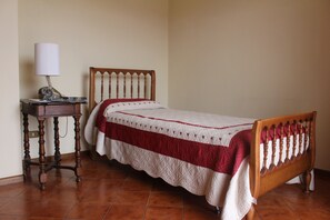 3 bedrooms, iron/ironing board, travel crib, bed sheets - Apartment in Semi-detached Villa with Garden (Imperia)