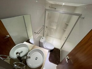 Duschwanne, Handtücher, Seife, Toilettenpapier