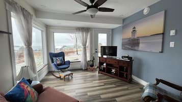 Smart TV, books, stereo