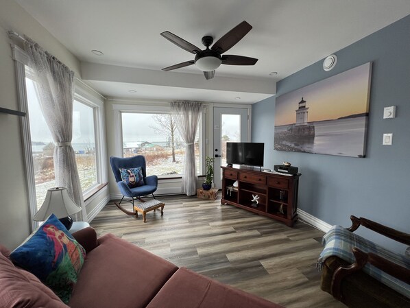 TV connectée, livres, chaîne hi-fi