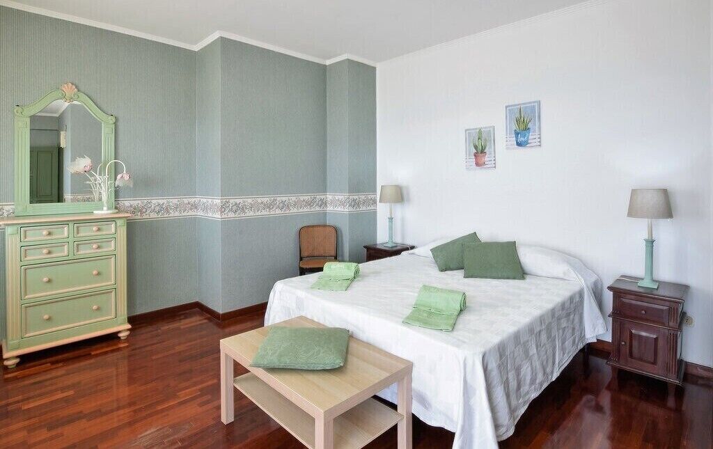 4 bedrooms, iron/ironing board, free WiFi