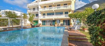 Large Holiday House with private pool