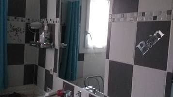 Dusche, Haartrockner, Handtücher, Toilettenpapier