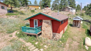 Family Cabin, 2 Bedrooms, Fireplace, Lake View | 1 bedroom, premium bedding, down comforters, individually decorated