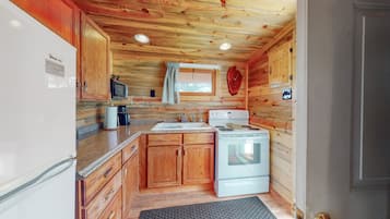 Comfort Cabin, 1 King Bed, Kitchen, Ground Floor | Private kitchen | Full-sized fridge, microwave, oven, stovetop