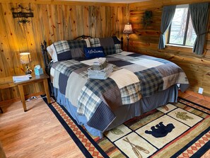 Premium bedding, down duvets, individually decorated - Marr's Mountain Cabins (Red Feather Lakes)