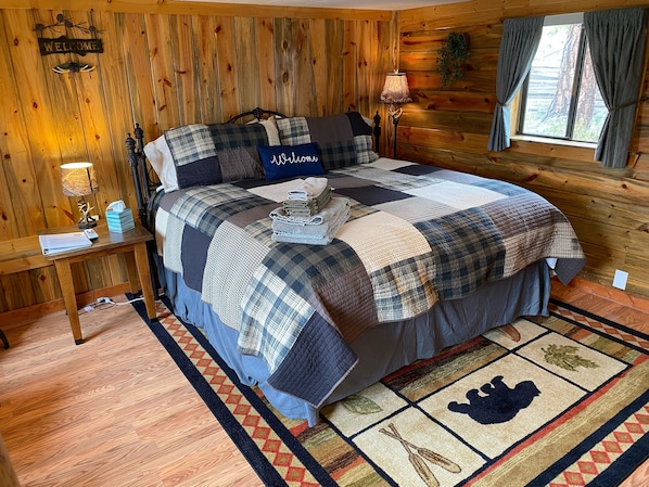 Cabin tiện nghi đơn giản, 1 giường cỡ king, bếp, tầng trệt | 1 phòng ngủ, bộ đồ giường cao cấp, chăn bông, trang trí khác biệt