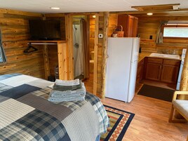 Cabana conforto, 1 cama King, cozinha, no piso térreo | Roupas de cama premium, edredons de pluma, individualmente decorados