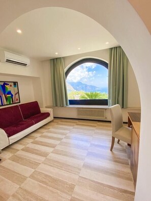 TV, fireplace - Villa Fontanella - Private villa with pool (Colli di Fontanelle)