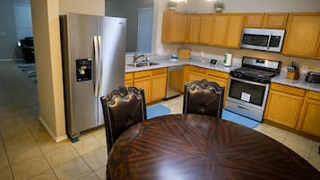 Premier House, 3 Bedrooms | Private kitchen | Fridge, microwave, oven, stovetop