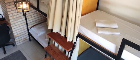 Dormitório compartilhado conforto, em dormitório misto | Individualmente mobiliados, escrivaninha