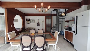 Großer Kühlschrank, Mikrowelle, Ofen, Herdplatte