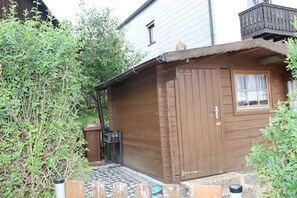A wooden cabin with a window, a door, and a small balcony. - W.I.L.A. 1 (Helmbrechts)