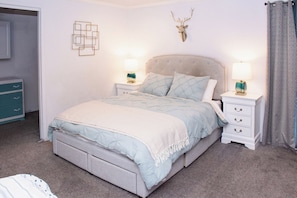 6 bedrooms, iron/ironing board, travel crib, WiFi - Huge House of Fun in CDA, close to everything! (Coeur d Alene)