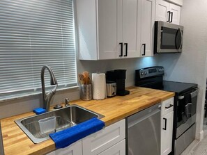 冷蔵庫、電子レンジ、オーブン、コンロ