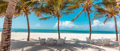 Aan het strand, wit zand, strandlakens, een strandbar