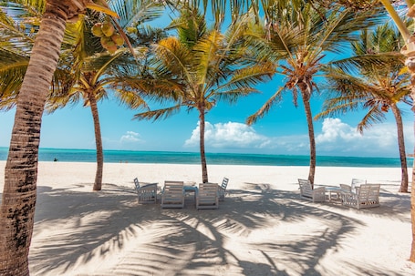 在海滩、白沙、沙滩毛巾、间海滩酒吧