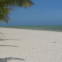 Na praia, areia branca, toalhas de praia, bar na praia