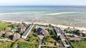 Sur la plage, sable blanc, serviettes de plage, bar sur la plage
