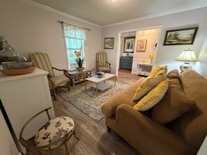 Living area - Spacious Peaceful Home 3BR 2BA,Quiet Neighborhood (Valdosta)