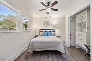 2 bedrooms, iron/ironing board, travel cot, WiFi - Quiet and contemporary home in coveted Watts-Hillendale. Close to Duke/VA. (Durham)