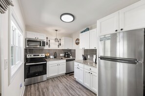 ثلاجة، ميكروويف، فرن، موقد طهي مسطح