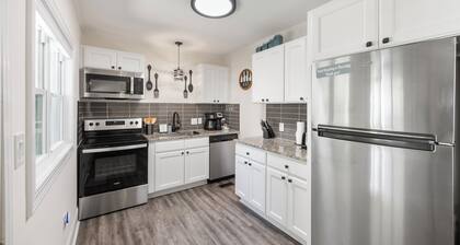 Quiet and contemporary home in coveted Watts-Hillendale. Close to Duke/VA.