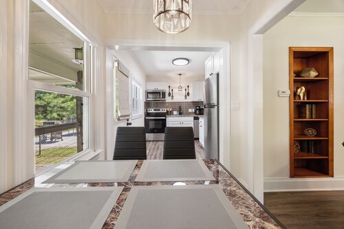 Quiet and contemporary home in coveted Watts-Hillendale. Close to Duke/VA.