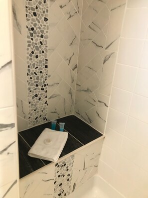 Dusche, Haartrockner, Handtücher, Seife