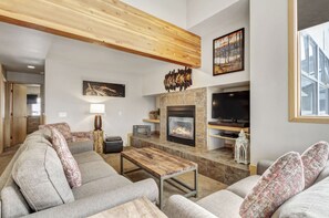 Smart TV, fireplace, DVD player - Gold Point Resort 3-Bedroom - Amazing View - Pet Friendly Breckenridge Lodging.  (Breckenridge)