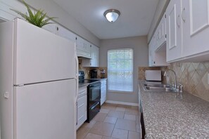 Fridge, microwave, oven, stovetop - Casa Ahora! 3-Beds Walk to 7th Strip & TECO Trolly (Tampa)