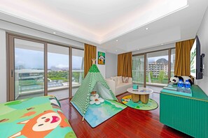 Minibar, in-room safe, iron/ironing board, free WiFi - Wingate by Wyndham Yangshuo (Guilin)
