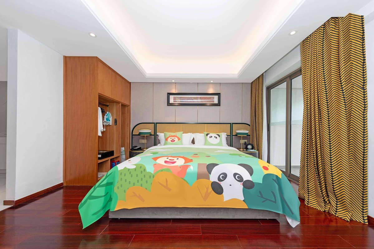 Un dormitorio con cama, armario, mesita de noche y ventana con cortinas.
