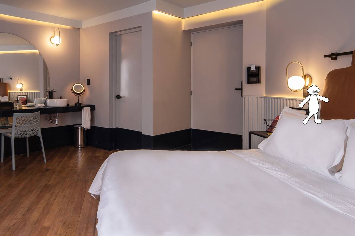 executive room, 1 queen bed | in-room safe, desk, soundproofing, free wifi
