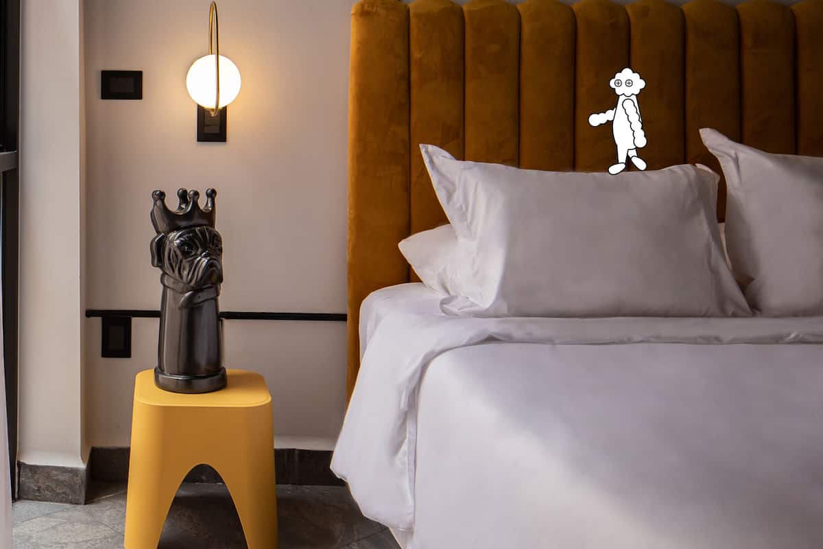 Odada kasa, masa, ses yalıtımı, ücretsiz kablosuz İnternet